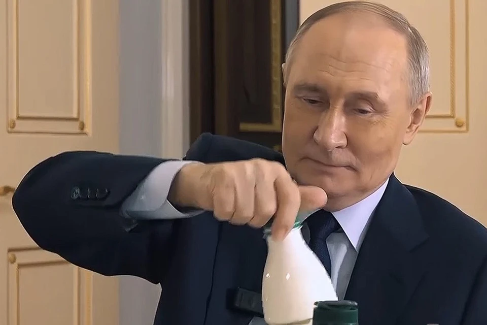 Во время беседы президент угостил журналистов рязанским кефиром и белорусским шоколадом, подарком Александра Лукашенко.