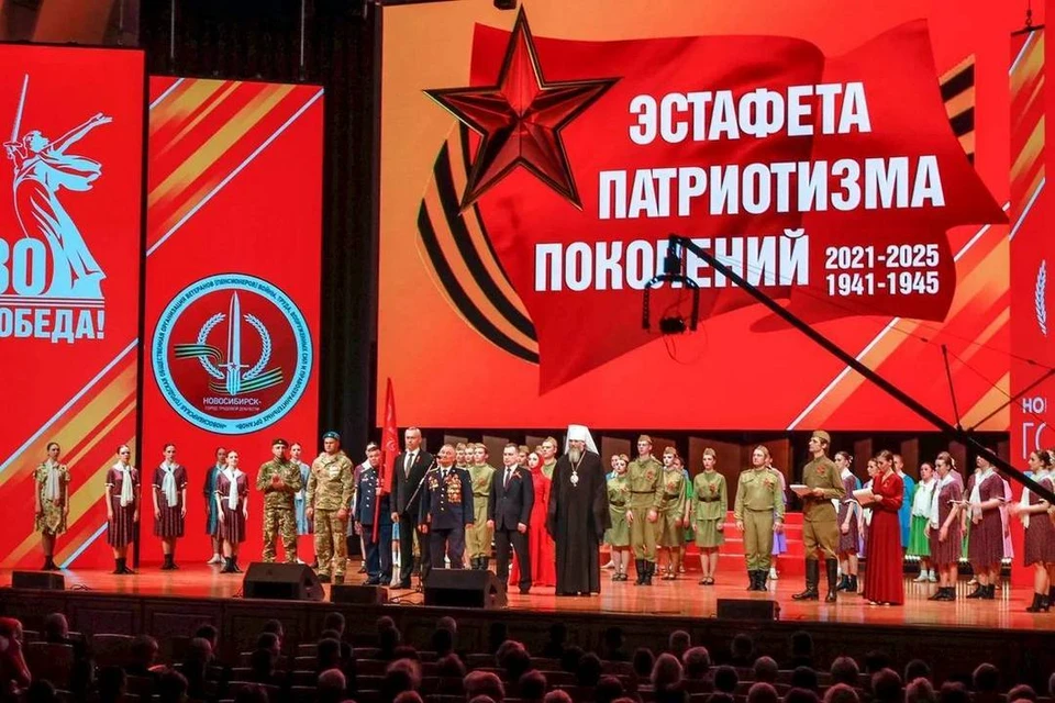Знамя Победы передано ветерану спецоперации на десятилетии «Эстафеты патриотизма поколений» в Новосибирске. Фото: Telegram-канал мэра Максима Кудрявцева