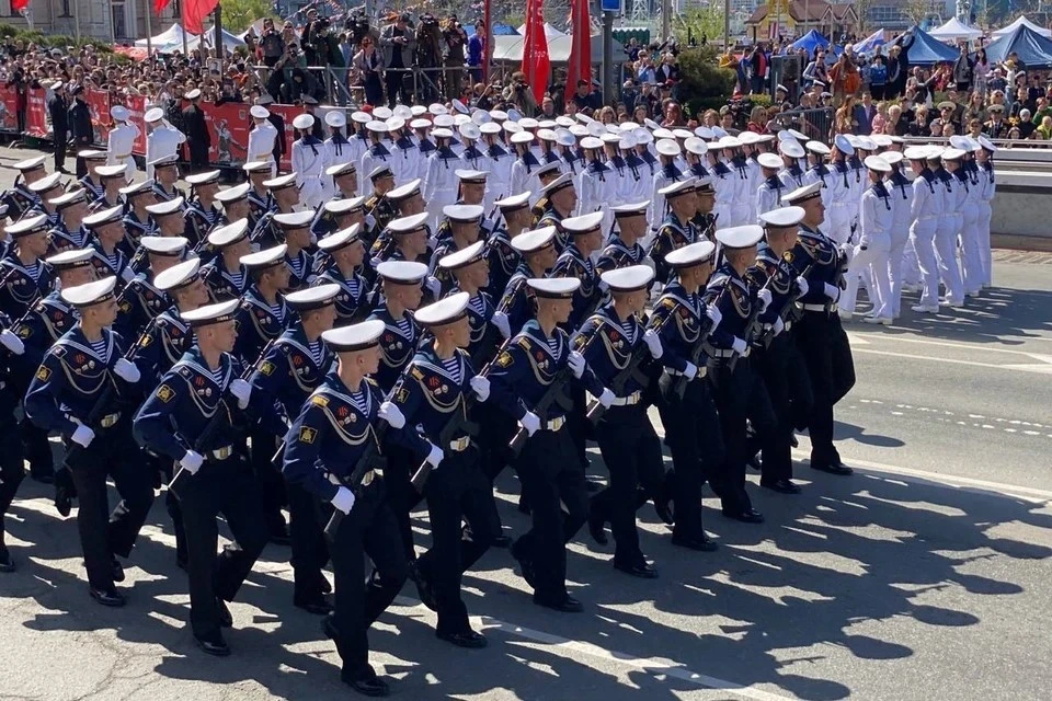 С 9:45 до 12:00 жителей и гостей города ждут прямые включения с главной площади Владивостока.