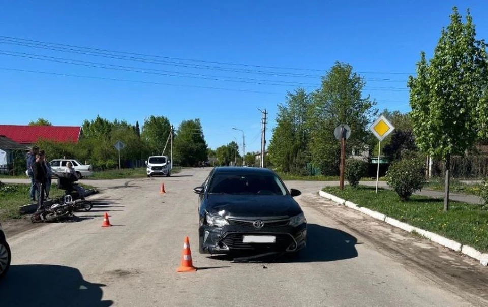 Полицейские устанавливают причины и обстоятельства дорожной аварии. Фото управления Госавтоинспекции по Липецкой области.