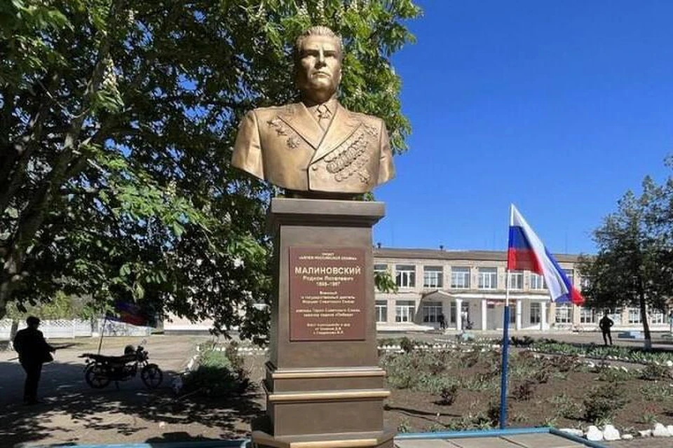 В селе Вольное Нижнесерогозского округа открыли бюст маршала, дважды Героя Советского Союза Родиона Малиновского. Фото: администрация Херсонской области