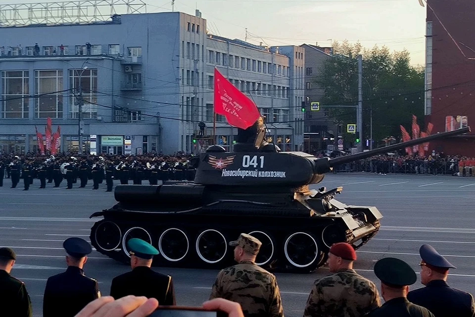 Колонну техники на репетиции Парада Победы в Новосибирске возглавил танк Т-34