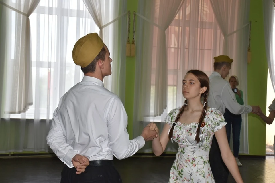 Молодёжь Брянки танцует вальс. ФОТО: ЕР