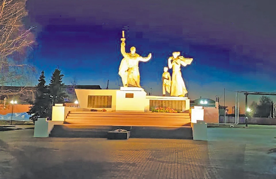 Памятник - мемориал Героям Великой Отечественной войны на главной площади поселка Красный Яр. Фото предоставлено администрацией Любинского района