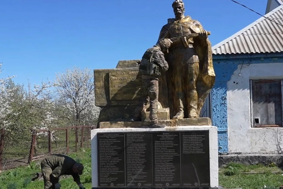 В одном из освобожденных населенных пунктов ДНР отреставрировали мемориал. Фото: Минобороны России