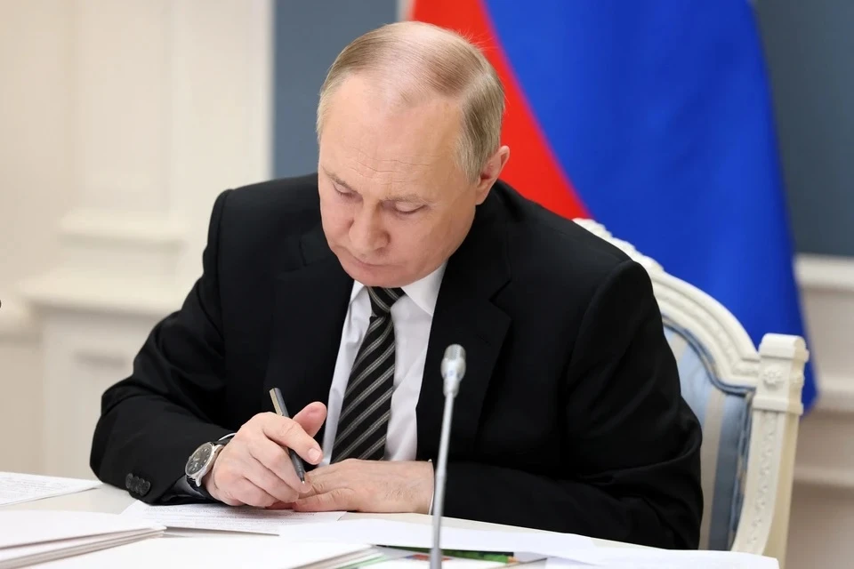 Путин направил поздравления с Днем Победы лидерам стран СНГ