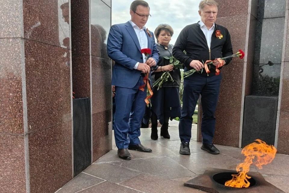 Мурашко и Гарцев возложили цветы к памятнику жертвам фашизма в Донецке. Фото: Минздрав России