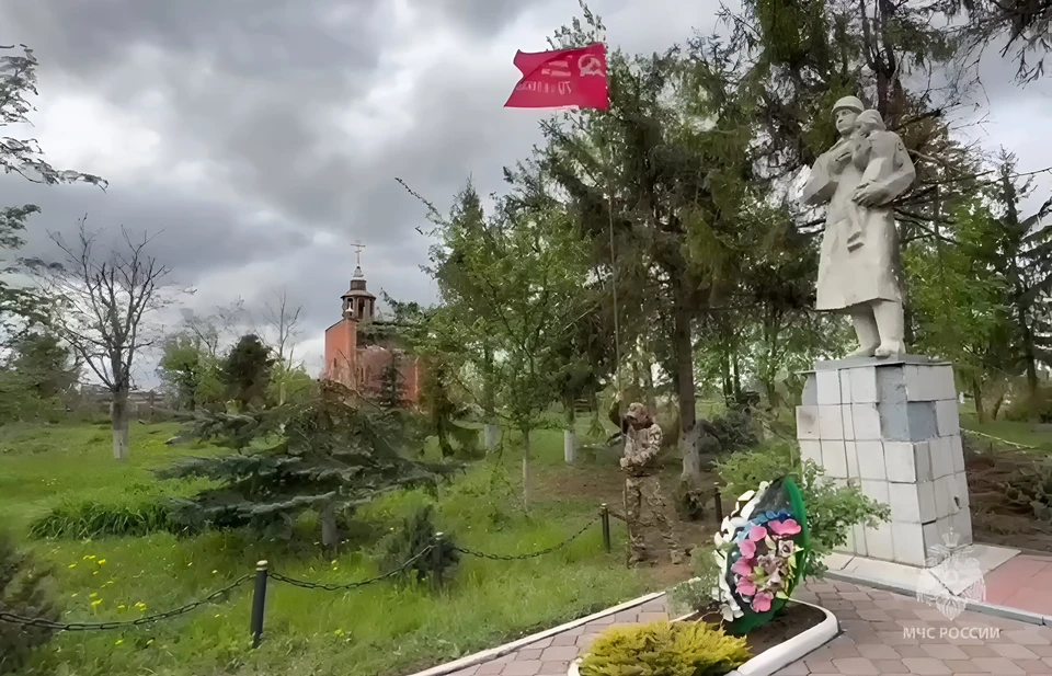 Спасатели МЧС России в курском приграничье привели в порядок расстрелянный мемориал. Фото: МЧС России