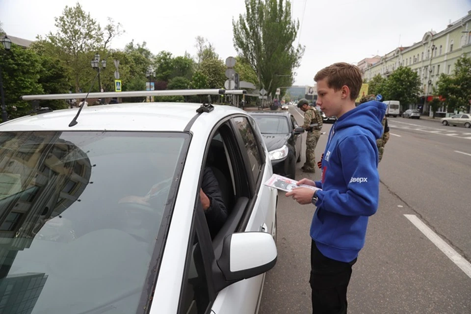 В Донецке водителям раздали портреты Героев Великой Отечественной войны