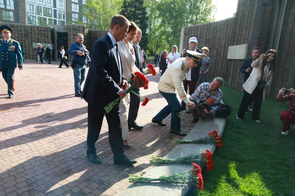 Жители города и почетные гости возложили цветы в память о Героях