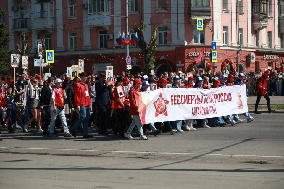 Бессмертный полк шел около часа по главному проспекта города