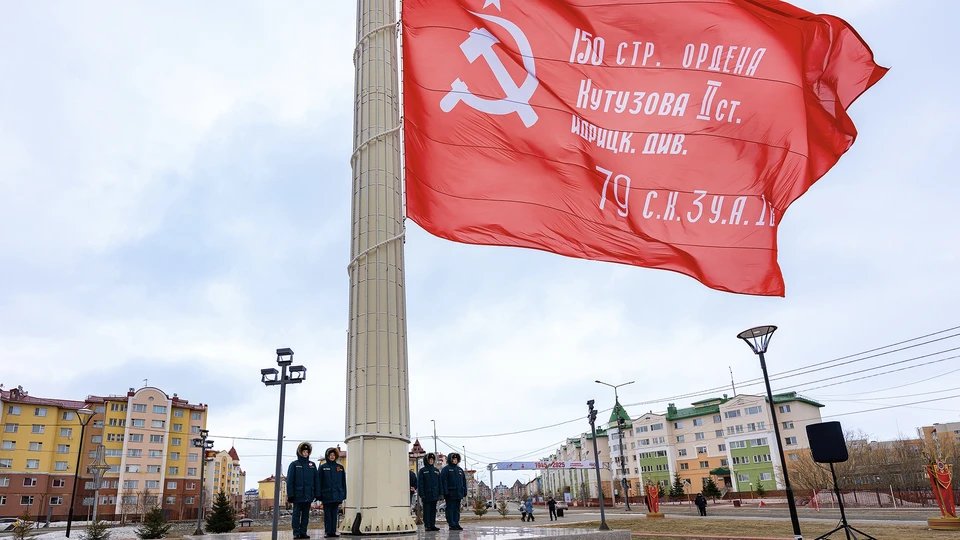 По всему Ямалу в небо одновременно взметнулось Знамя Победы. Фото: пресс-служба губернатора ЯНАО, Салехард