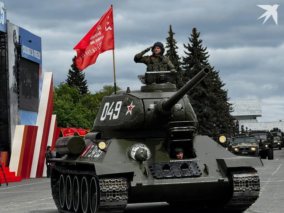 Бывший боевой танк Т-34 открыл парад техники на Соборной площади в Ульяновске