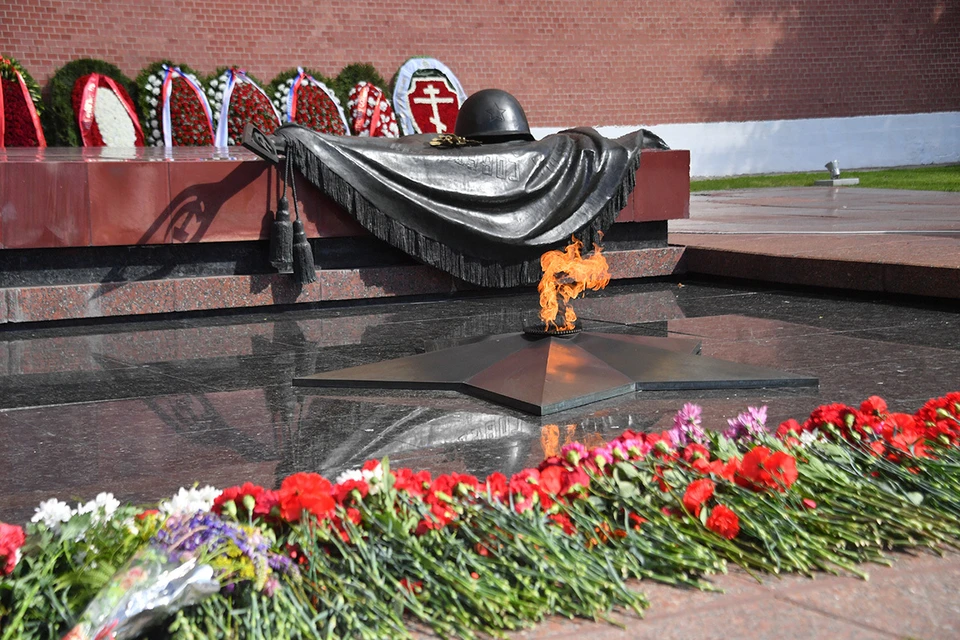 Владимир Путин возложил цветы к стелам городов-героев у стен Московского Кремля