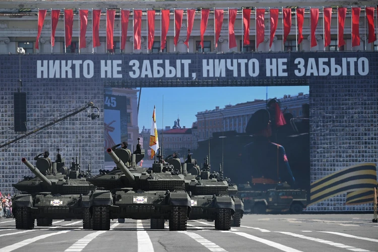 Ретро-техника, герои СВО и потерянный ботинок: Чем запомнится парад Победы на Дворцовой площади