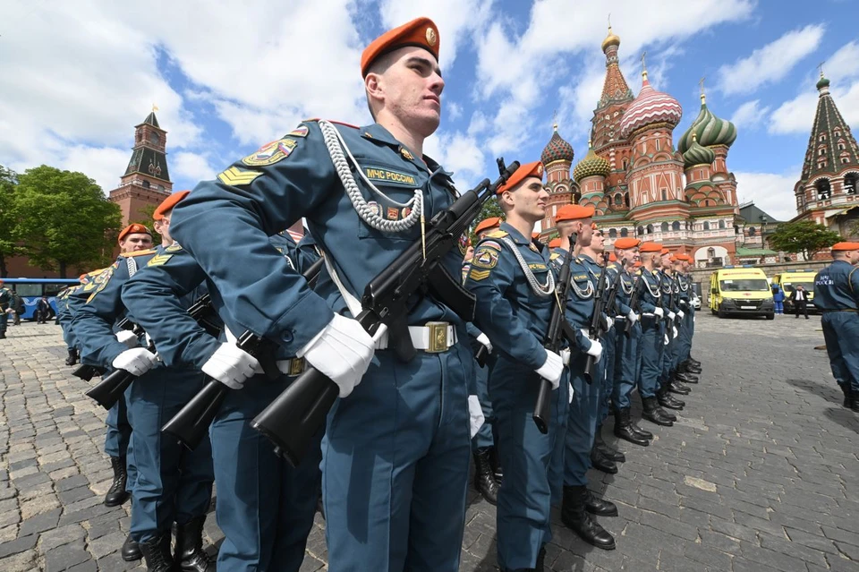 Самые яркие фото Парада Победы-2025: Мощь армии России, флаг в небе и гордость ветеранов