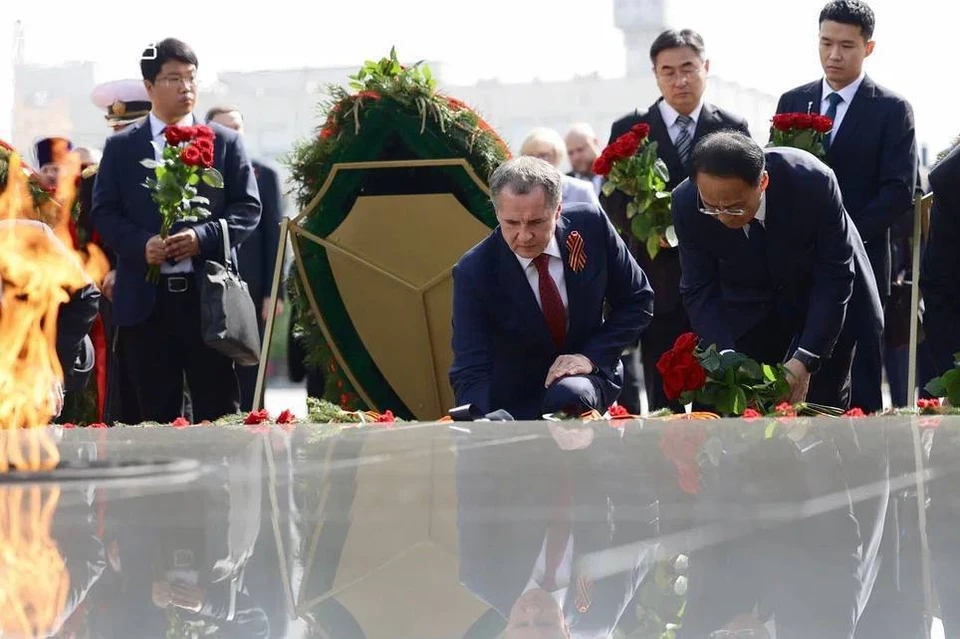 Губернатор Вячеслав Гладков вместе с мэром китайского города-побратима Дэчжоу Чжу Кайго возложили цветы к Вечному огню и памятникам героям Великой Победы.
