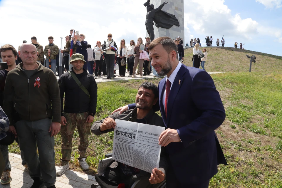 Глава ДНР Денис Пушилин взял несколько номеров "Комсомолки" от 9 мая 1945 года, которую раздавали на Саур-Могиле