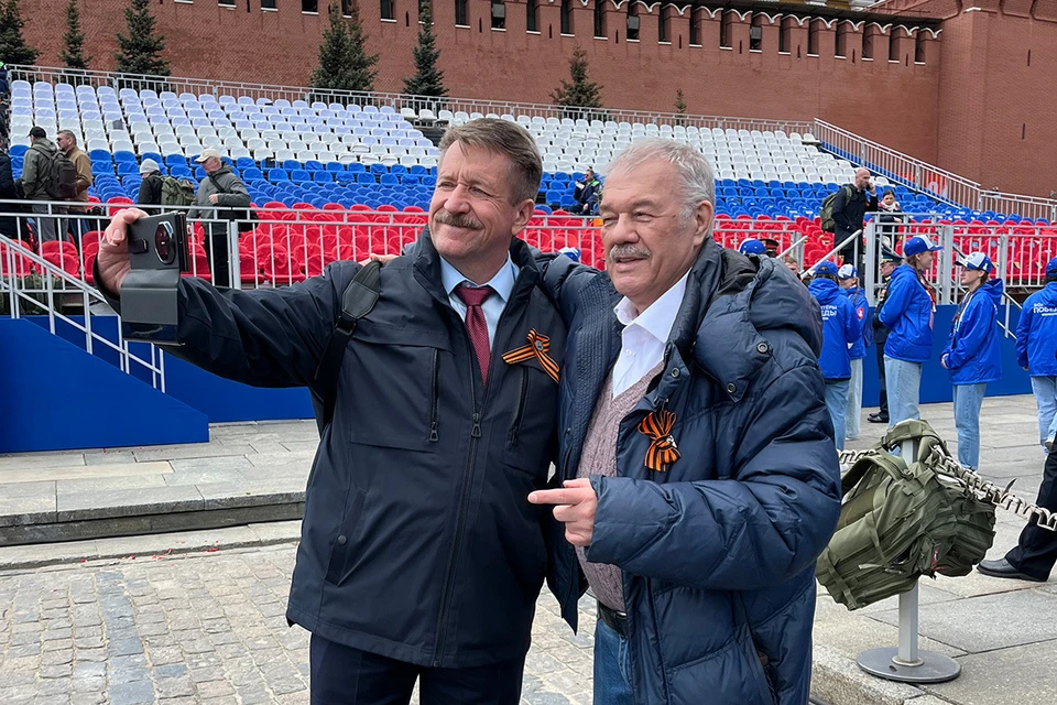 Виктор Бут и политический обозреватель «Комсомольской правды» Александр Гамов на Красной площади