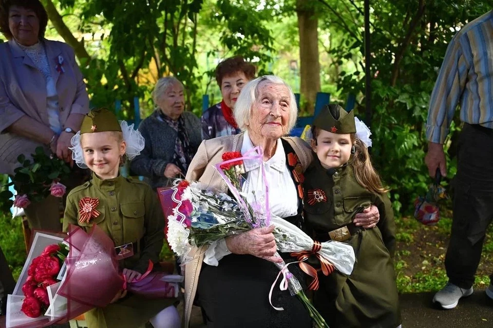 Евгений Наумов поздравил ветерана Елену Гонтарь со 101-летием в День Победы. Фото: пресс-служба мэрии города