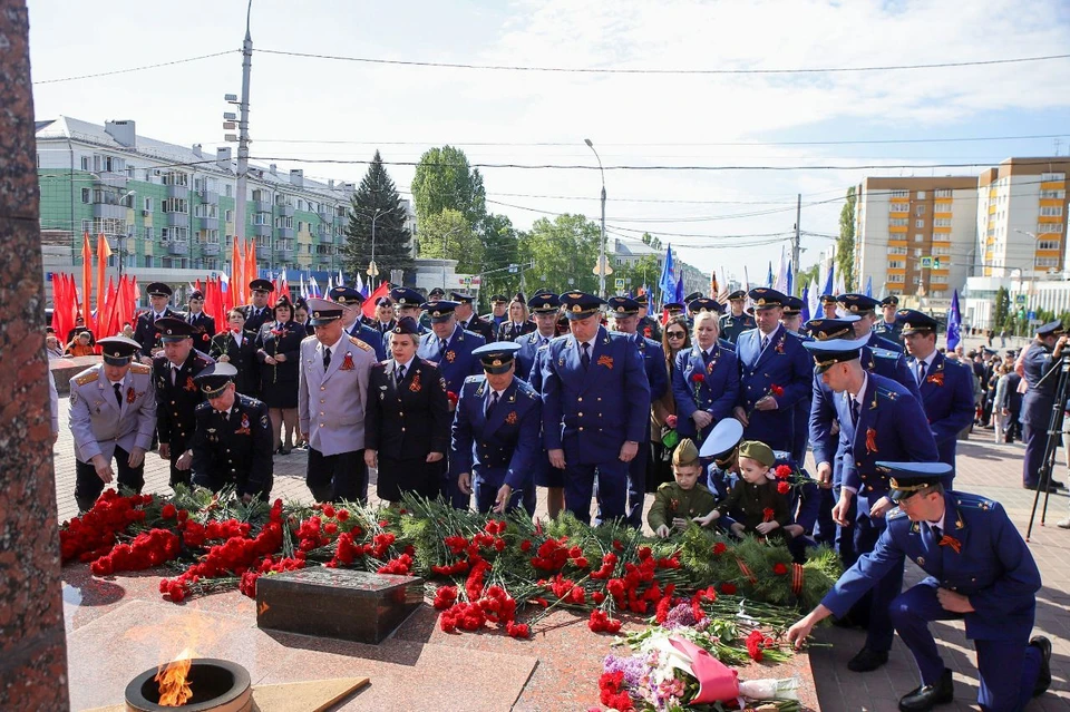 К Вечному огню возложили гирлянду Славы и цветы. Фото прокуратуры Липецкой области.