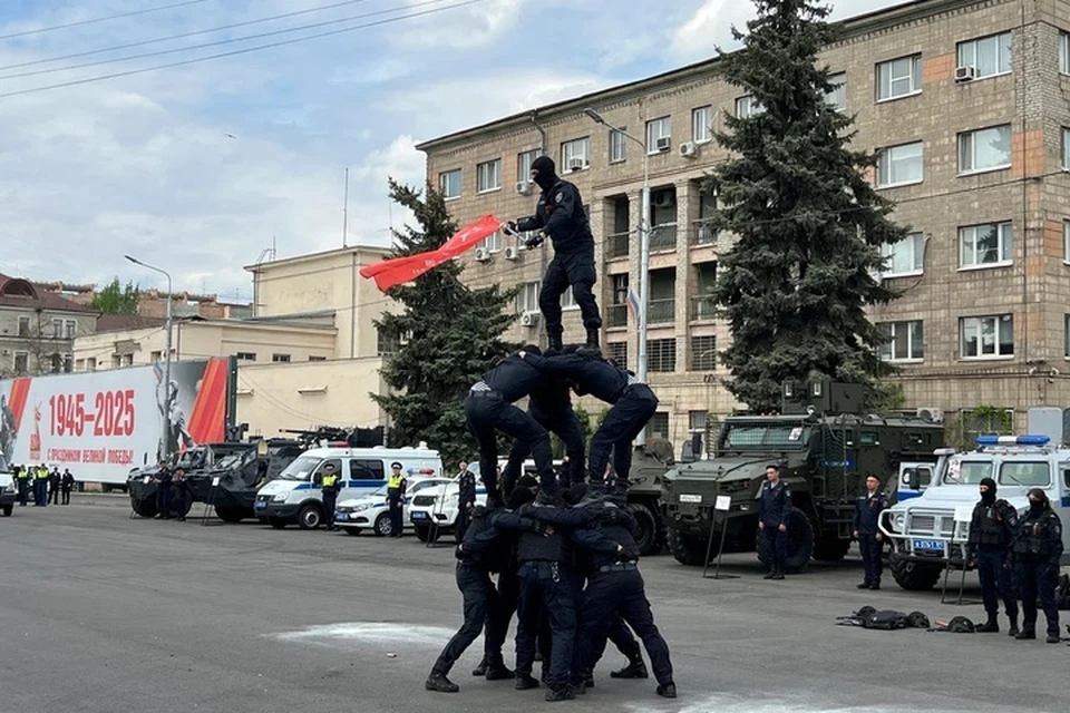 Акробатический номер от полицейских