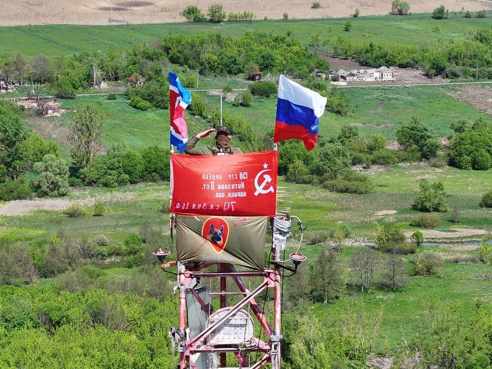 Бойцы СВО подняли знамя Победы в Курской области и поздравили ветеранов. Фото: предоставлено KP.RU