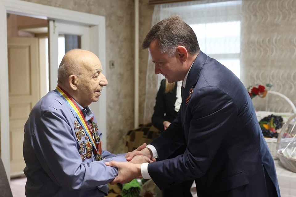 Ветерана лично поздравил врио губернатора региона Юрий Слюсарь. Фото: сайт правительства Ростовской области