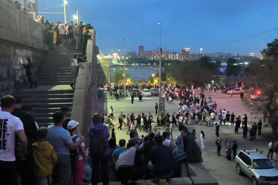 Дети терялись в огромной толпе во время салюта.