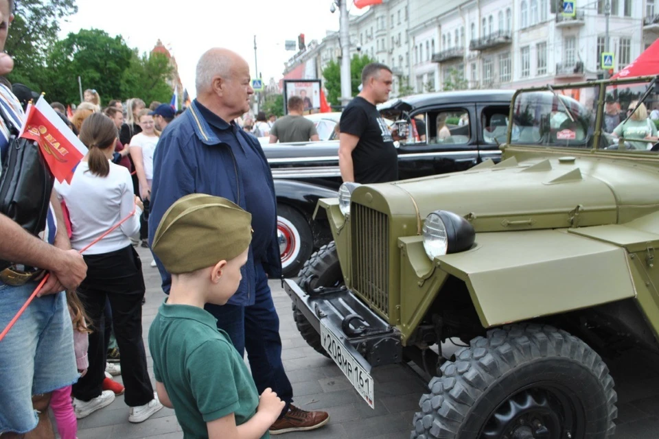 В городе 9 мая проходило много выставок, в том числе, ретро-автомобилей.