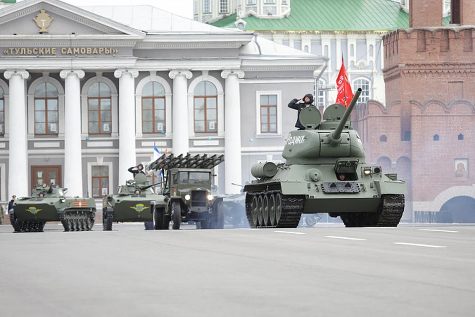 На площади Ленина в Туле состоялся военный Парад Победы