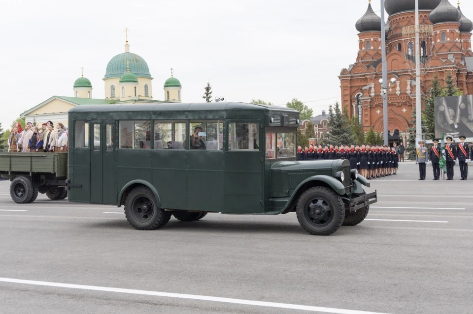 Исторические автомобили «Мосфильма» выехали на площадь Ленина в Туле