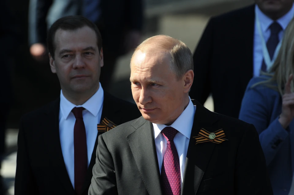 Ветеран решил помочь Владимиру Путину надеть пальто на параде Победы и попал на видео