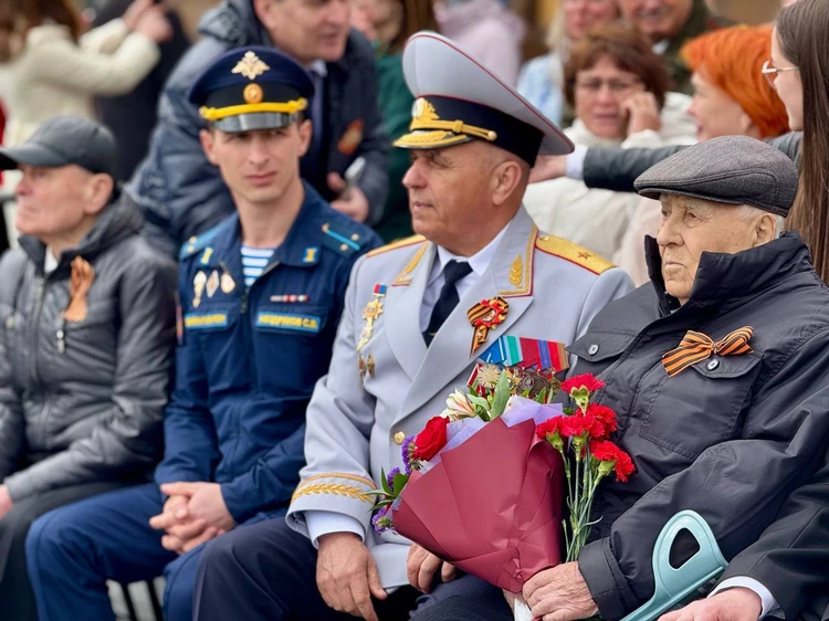 Десятки тысяч участников Бессмертного полка и Парад Победы: 15 самых ярких фото с Дня Победы в Ульяновске
