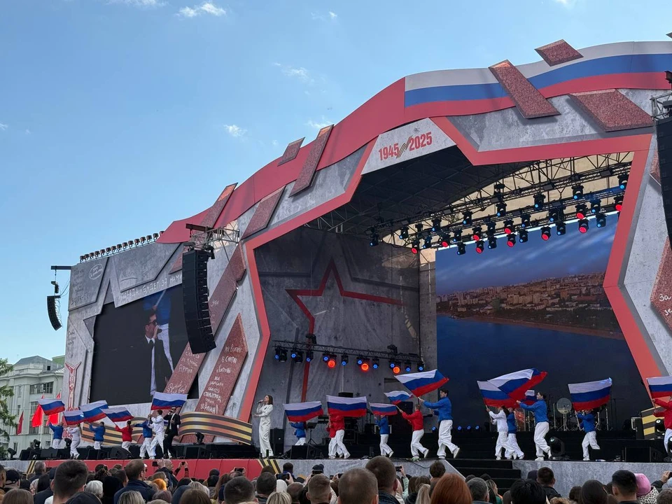Выступления артистов сопровождал видеоряд