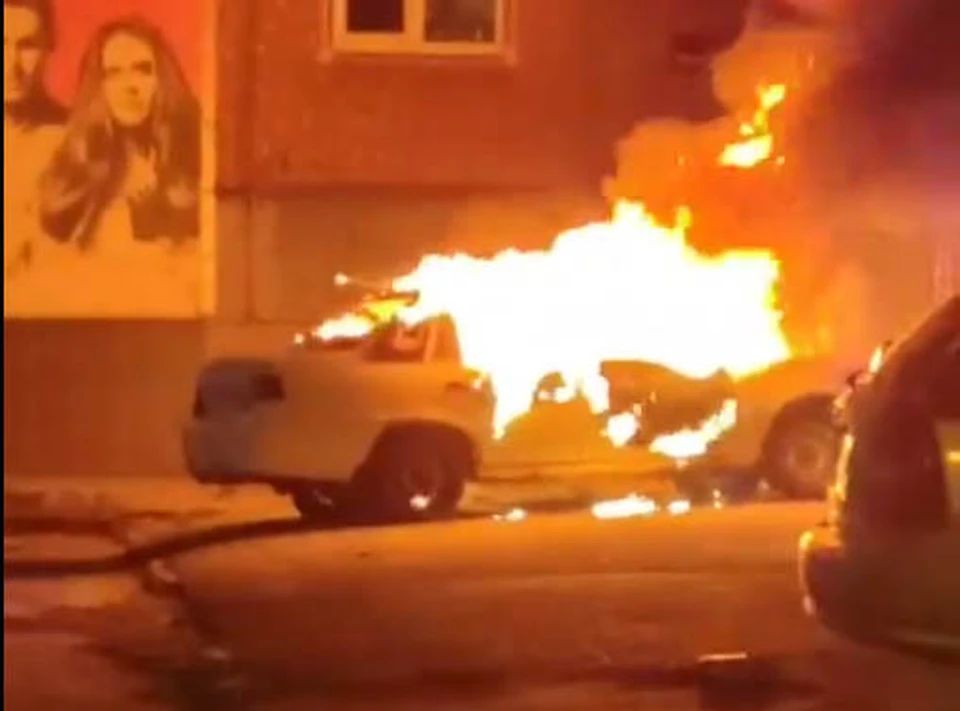 Daewoo Nexia вспыхнул на улице Металлургов в Туле. Фото: "Тула life".
