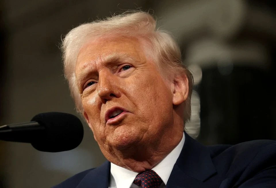 Дональд Трамп взбесил демократов одним подарком: президент США не успел даже его принять
