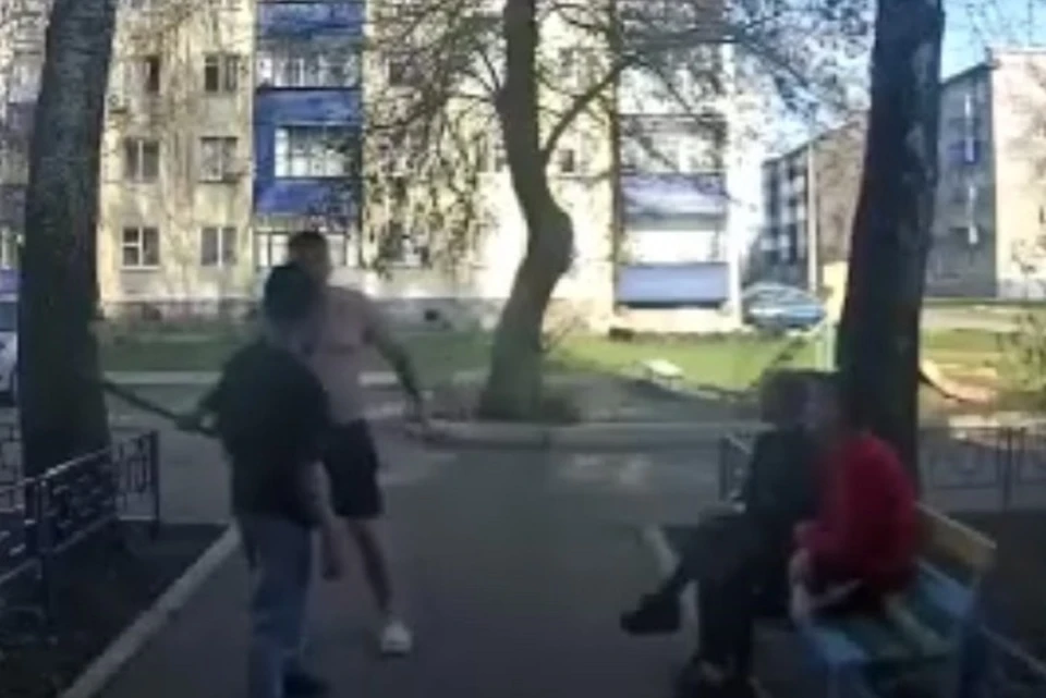 Босоногий мужчина с битой пришел на разборки. Фото: скриншот видео