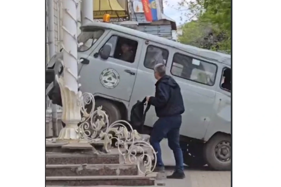 На улице Ленина автомобиль УАЗ въехал в фасад дома. Фото: https://t.me/FSBRyazan/8254