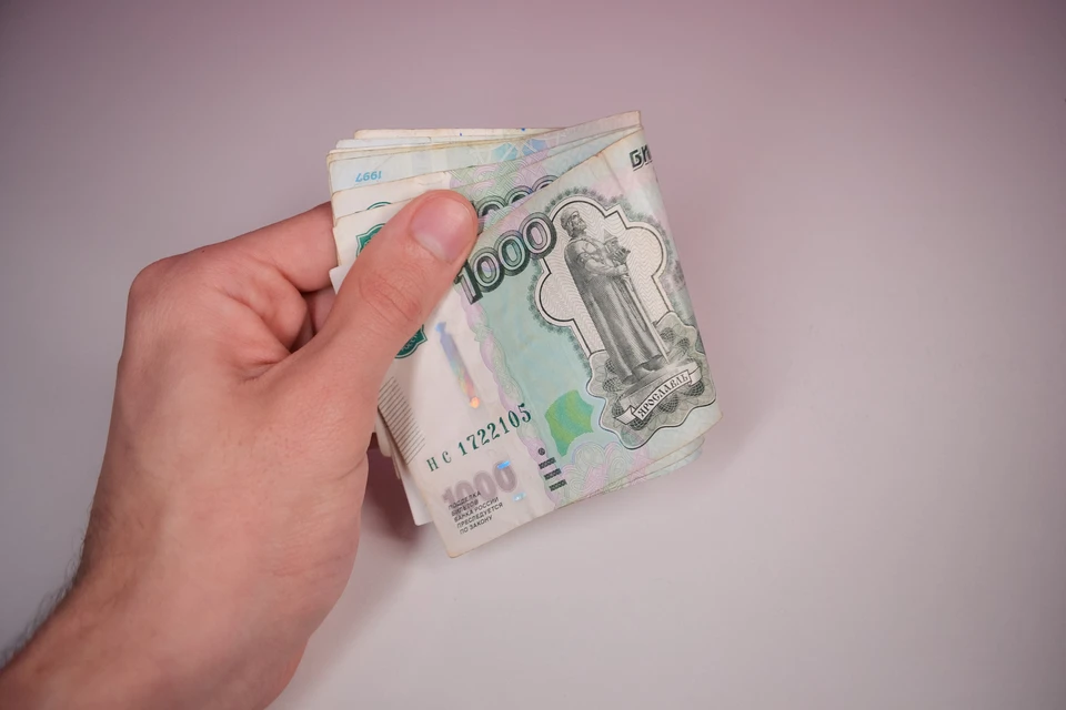 Мужчина занял крупную сумму в банке и у знакомого.