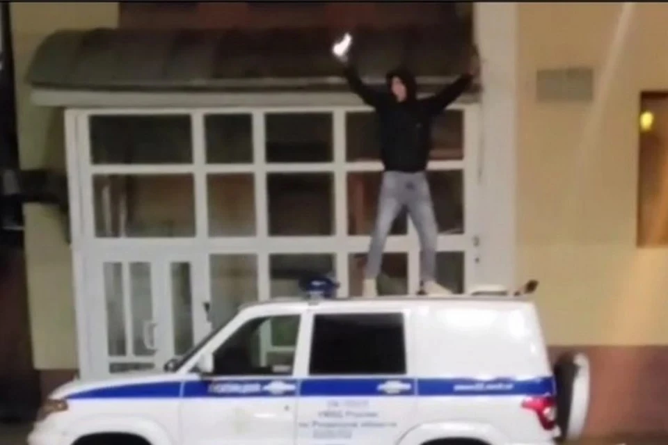 Задержан юноша, взобравшийся на крышу полицейской машины в центре Рязани