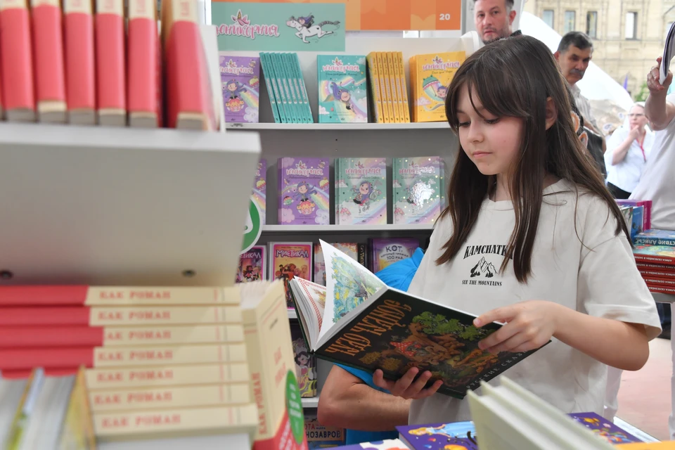 По словам специалиста, лучше выбирать обычные печатные книги