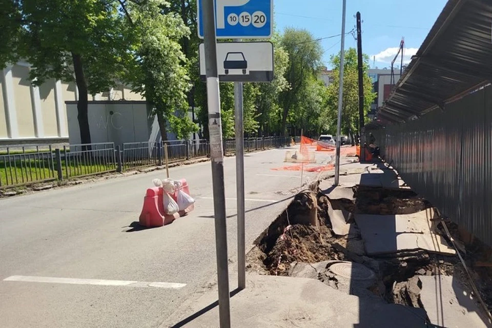 Там образовалась яма глубиной в несколько метров. Фото: ГИБДД Казани