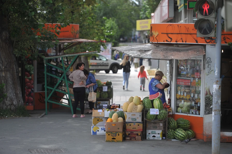 Торговля овощами и фруктами на одной из улиц города