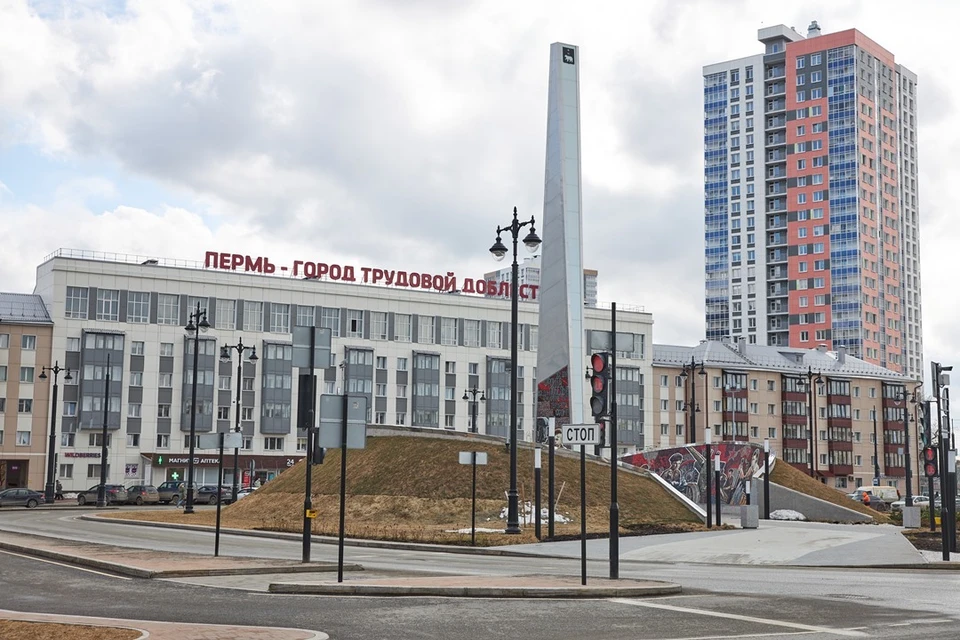 На площади уже появилась надпись "Пермь - город трудовой доблести".