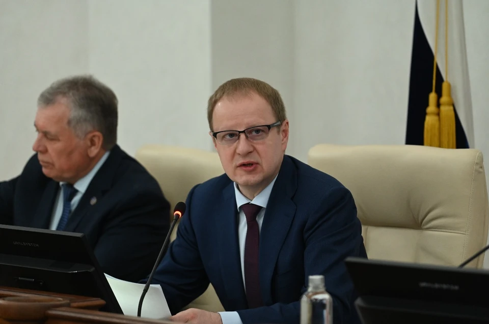 Губернатор Виктор Томенко рассказал сенаторам, как идет реализация проектов, получивших поддержку Совета Федерации. Фото: пресс-служба Алтайского краевого Законодательного Собрания.