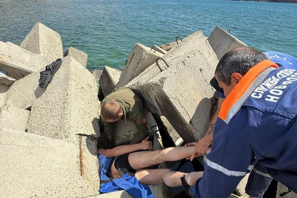 Спасатели помогли мужчине выбраться из ловушки Фото: t.me/alekseioderov