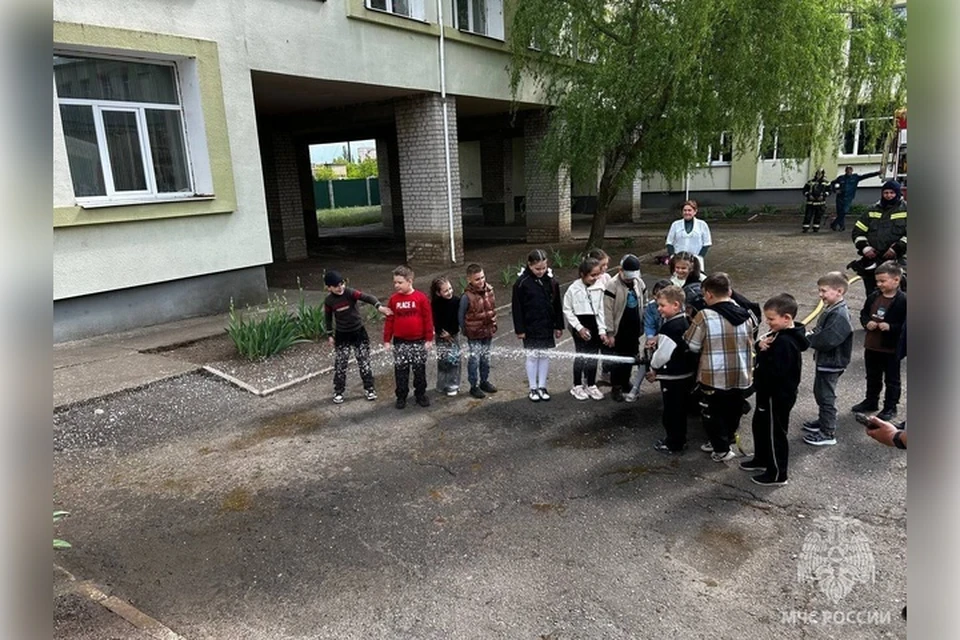 Показательные занятия провели сотрудники МЧС в Новоалексеевской школе №2. Фото: ГУ МЧС России по Херсонской области