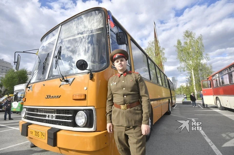 Уральцам показали ретроавтобусы