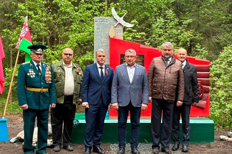 «Строчки, которые спасали жизни»: в Брянске открыли памятник фронтовым газетчикам